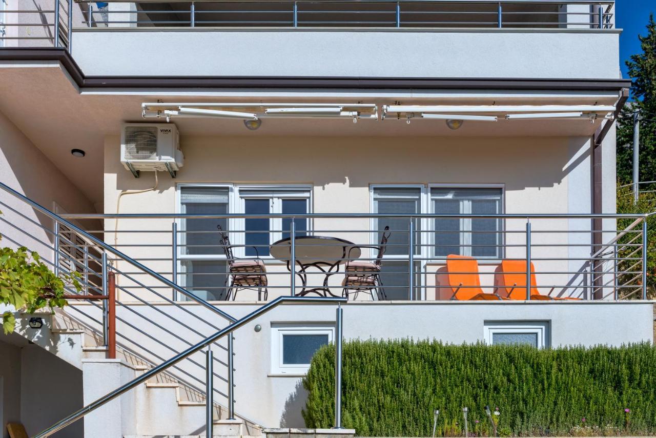Pikolo Apartments Omis Tice Bagian luar foto