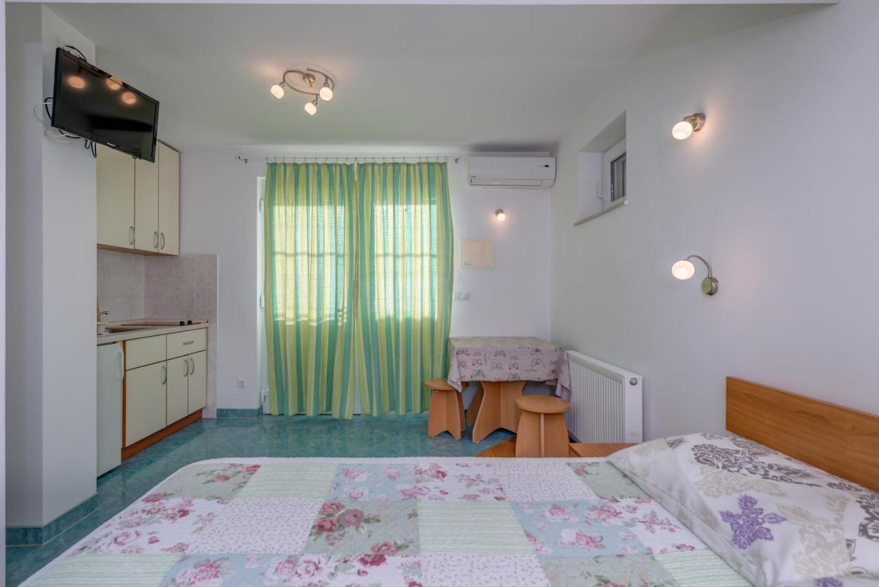 Pikolo Apartments Omis Tice Bagian luar foto